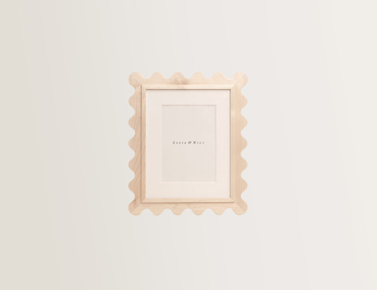 Maple 8x10 scalloped frame, front view